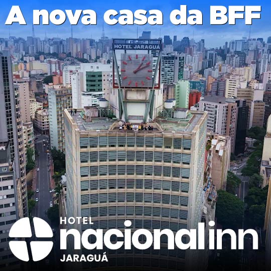 BrasilFurFest's tweet photo. BFF 2025 NO HOTEL NACIONAL INN JARAGUÁ, DE 18 A 20 DE JULHO!

Temos uma novidade super empolgante para compartilhar com vocês! 
A Brasil FurFest 2025 - Heróis & Vilões terá uma nova casa: o Hotel Nacional Inn Jaraguá, localizado no coração de São Paulo, pertinho do Metrô República. 
Além disso, o evento terá uma nova data: será realizado entre os dias 18 e 20 de julho de 2025.

POR QUE MUDAR?
Essa mudança aconteceu porque, infelizmente, não conseguimos fechar um contrato viável com o Sheraton Santos Hotel para o ano de 2025. Mas enxergamos nisso uma grande oportunidade de crescer e oferecer uma experiência ainda mais incrível para todos vocês! Estamos muito animados com o novo espaço muito maior e mais confortável, que permitirá organizar uma edição ainda mais especial da BFF. Isso sem falar na hospedagem com preços mais baixos que o hotel anterior!

PEDIDOS DE REEMBOLSO DE INGRESSOS
Sabemos que mudanças podem causar dúvidas, então, caso alguém não possa participar na nova data e local, garantimos o reembolso integral dos valores pagos em ingressos e pacotes de experiência.
Os pedidos de reembolso podem ser feitos pelo site https://t.co/D8U3BX9f9W entre até às 23:59 de 20 de janeiro.

Contamos com vocês para fazer dessa edição um sucesso ainda maior! Todas as dúvidas serão respondidas no e-mail bff@brasilfurfest.com.br e nas nossas redes sociais.

Nos vemos em São Paulo!!!

Atenciosamente,
Diretoria da Brasil FurFest
