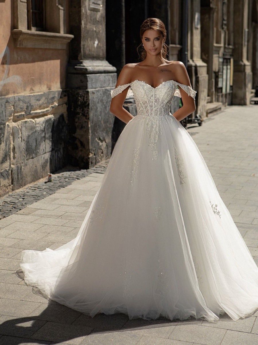 The first known white wedding dress was worn by Anne of Brittany in 1499. It was an unusual choice – at the time, white was the colour of mourning.