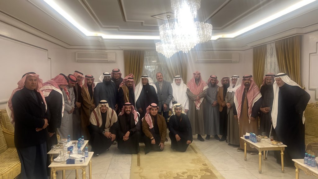 300Masd's tweet photo. الحمدلله على إقامة هذه الندوة التي تدفع إلى القراءة وكان مديرها المهندس الدكتور محمود إبراهيم ابن جريدة وفرسانها د علي جدعان ودمكي الشريف  د فلاح جوارنه ودلافي العنزي وموضوعها  (القراءة بين الكتاب الورقي والكتاب الرقمي) دارفيها عصف فكر وعاصفة حوارية واختلاف جدلي لا فرقة فيه وكانت أمسية متألقة وذلك من فضل الله وتولد عنالإلحاح على ضرورة البحث عن منهج تفاعلي مع الكتاب الرقمي وكذلك  التحذير من تسطيح الماجستير والدكتوراه لحيلوتها بين الباحث  والعمق العمق لجوهر الأفكاروتمحيص المعرفة وجعل الباحث  بلا عمق فكري ورفضت مكاتب إعداد الرسائل الجامعية وتحريم التزوير ولعلها تدخل تحت مراقبة النزاهة.#شذرات_العطوي