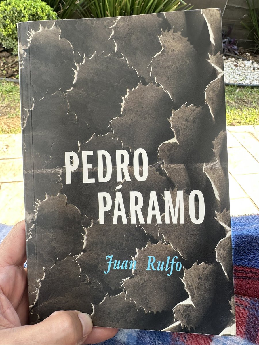 Un pendiente del año pasado y una deuda con Juan Rulfo y su lugar en la literatura mexicana. 

«Pedro Páramo» publicada en 1955, está cerca de cumplir 70 años.  Un viaje al pueblo fantasma de Comala, donde la muerte 💀 y el tiempo se entrelazan.