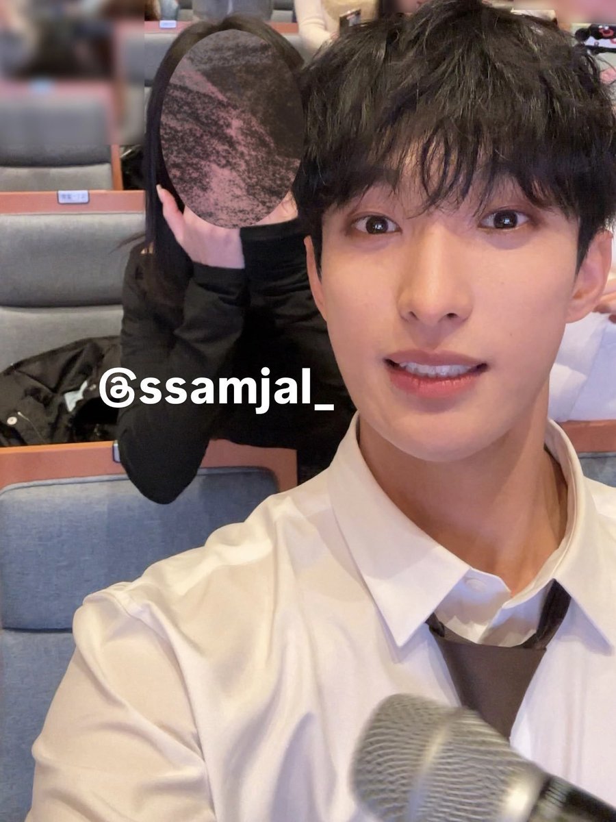 kyeomties's tweet photo. the amount of selfies dokyeom took with carats are you kidding me... https://t.co/XrqBmzsPNe