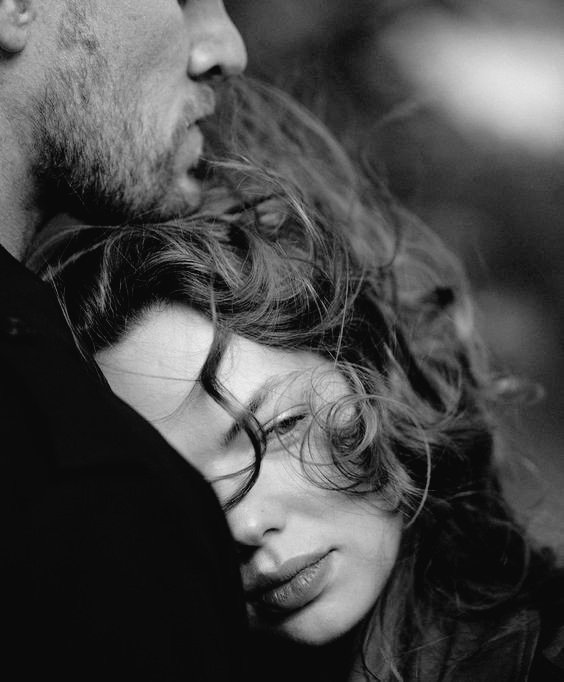 Her gece sana yazıyorum 
Ve siliyorum tekrar tekrar 
Bıkmadan usanmadan...
İçimde fırtınalar koparken
Kırgınım sana küskünüm 
Ben seni susarak özlüyorum ADAM...