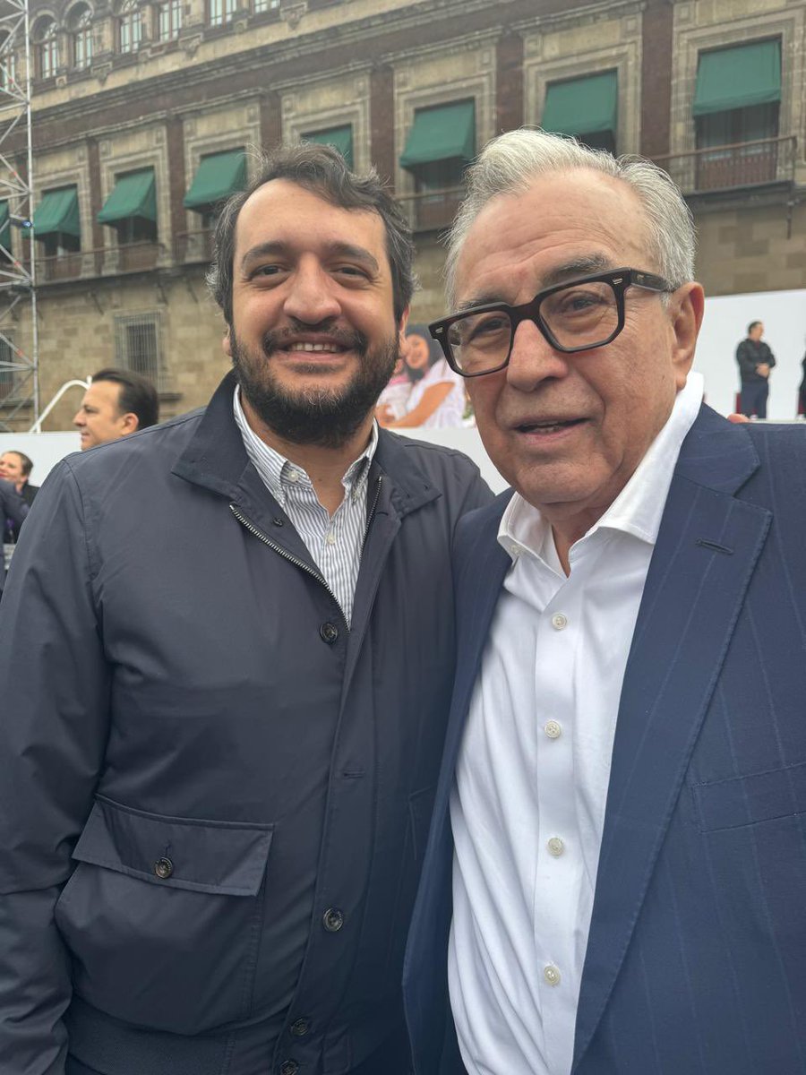 rochamoya_'s tweet photo. Siempre es un gusto coincidir con nuestro compañero @amlopezbeltran. Seguimos avanzando en el gran legado del mejor presidente @lopezobrador_, en unidad, junto a la primera presidenta @Claudiashein, por el segundo piso de la Cuarta Transformación. https://t.co/gnQ36onaGo