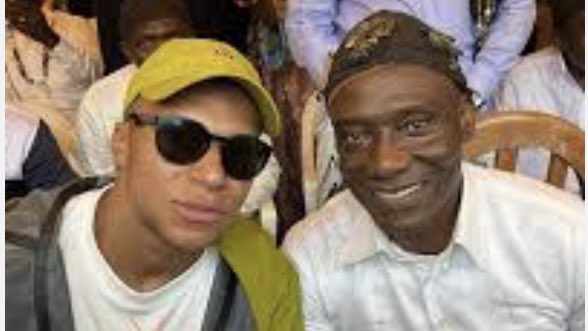 Jin Landry 19🐅🇨🇲 (@jinlandry94457) on Twitter photo <a href="/wandafu7/">WANDAFU!🇨🇲🇨🇫📍🇫🇷</a> Voilà l’autre qui parle à un aîné avec le chapeau sur la tête et les lunettes 🤦🏽♂️ <a href="/wandafu7/">WANDAFU!🇨🇲🇨🇫📍🇫🇷</a> Voilà l’autre qui parle à un aîné avec le chapeau sur la tête et les lunettes 🤦🏽♂️