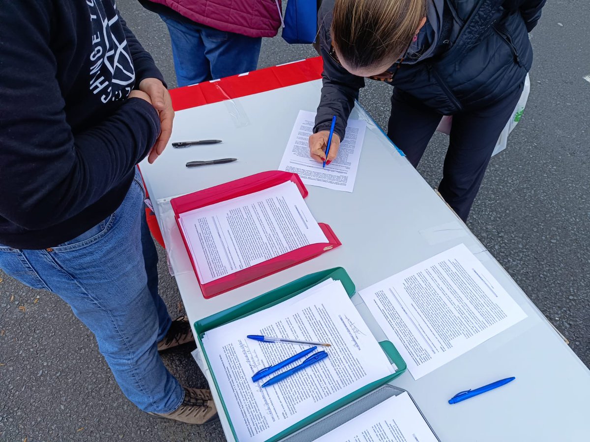 O venres en #Ribadavia recollemos máis de cen alegacións contra o proxecto de PE no Coto Novelle, que afecta ás comarcas de #Celanova e Ribadavia, e deixaría impactos severos nos concellos de #Cartelle e #CastrelodeMiño.

XA ANDAMOS POLAS 1.000 ALEGACIÓNS RECOLLIDAS!