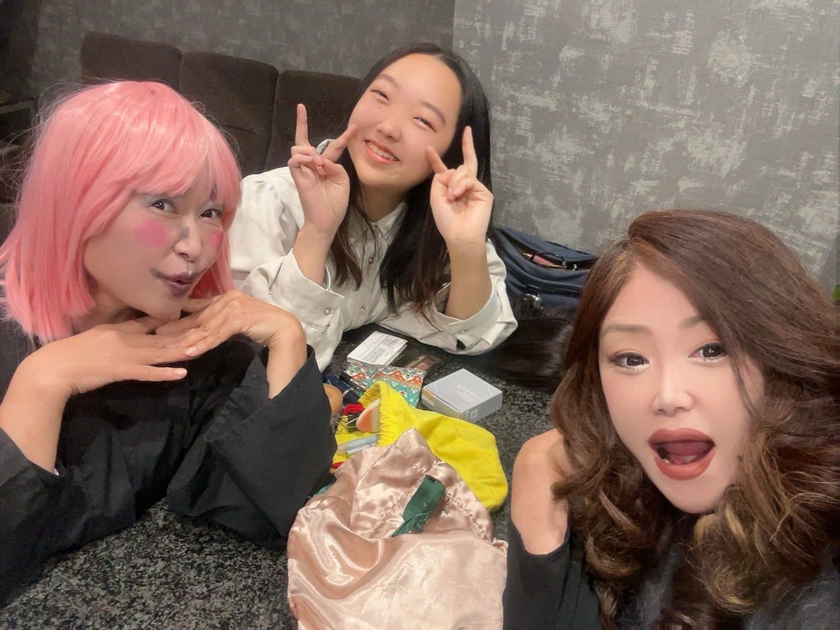 0419okame's tweet photo. おーい五助ちゃん🎬撮影
ひろみさんやユキエちゃん達と美人3人組 https://t.co/3aPZBQV5di