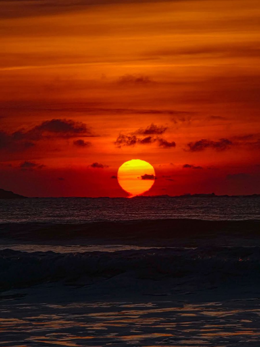 #meteo #Bretagne 🤩🌅 Splendide soleil couchant ce soir à Plouharnel (56) #Morbihan - 📸 Pati Pati #couleursdebreizh