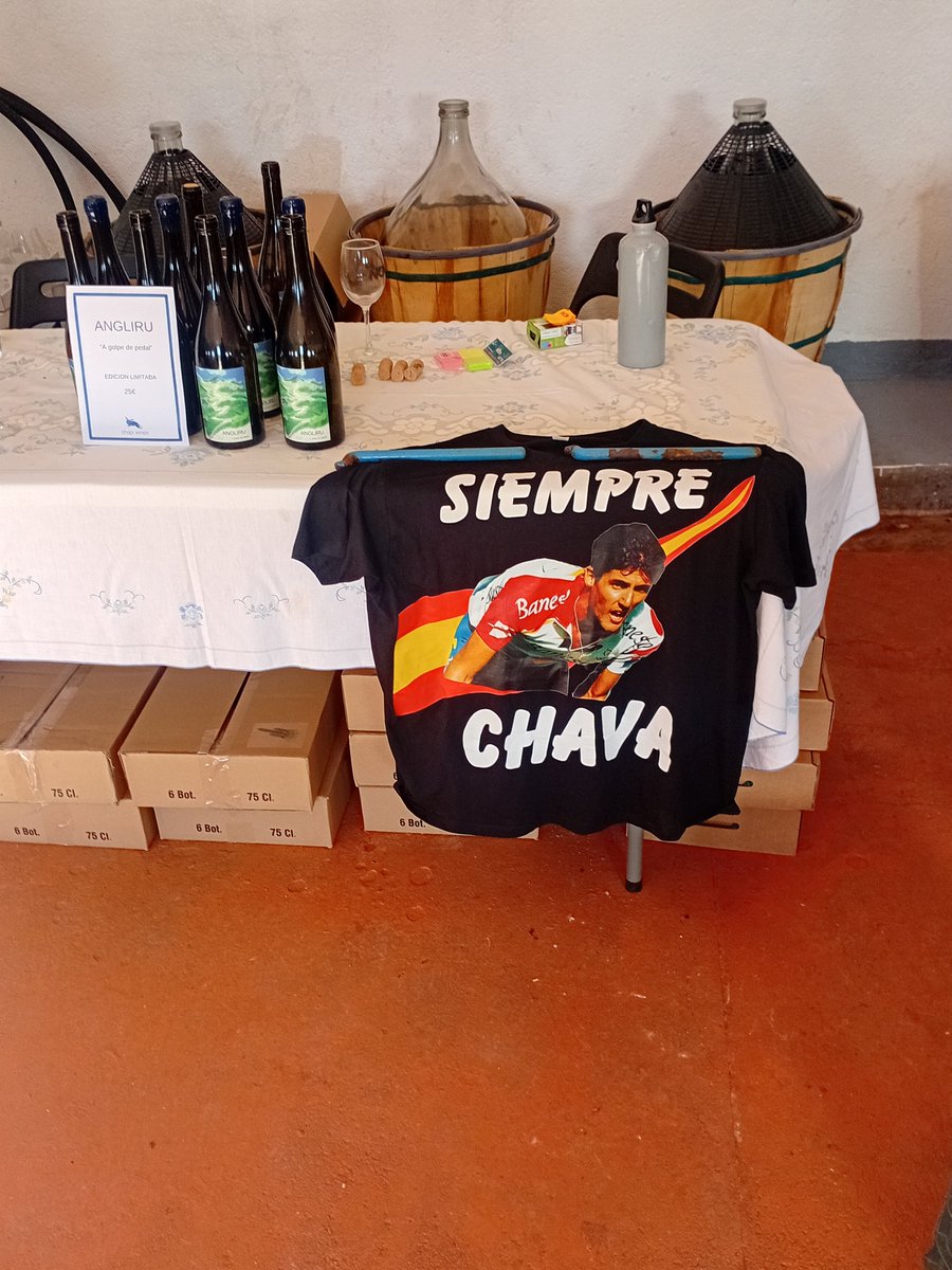 ChavaLibro's tweet photo. Pequeño reportaje fotográfico de la presentación del vino Angliru de Chapi Wines que ha sido un precioso homenaje al Chava en su Barraco https://t.co/5dW9qPygtS