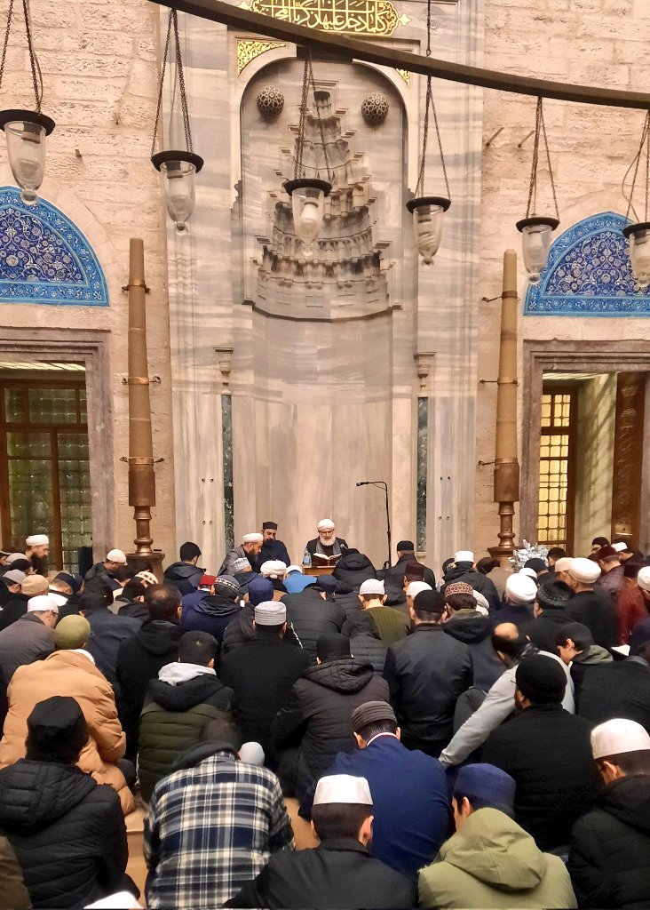 istdarulhadis's tweet photo. Mücir el-Hatip Hocanın Sahih-i Müslim icazeti ve Şam'a dönmeden önceki son dersi soğuk hava şartlarına rağmen yoğun katılımla gerçekleşti. https://t.co/Uyhwr2irb2