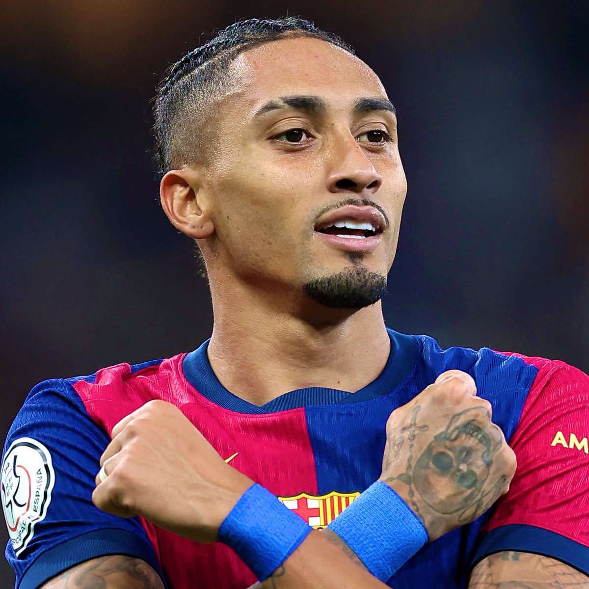 BlazquezFont's tweet photo. No provoca ni al rival ni al público. No se autoproclama como el mejor jugador del mundo. No agrede ni se dedica a llorar durante los 90 minutos de juego. Raphinha sí que solo se dedica a jugar a fútbol. El mejor brasileño del mundo juega en el Barça. #FCBarcelona https://t.co/bKrJAWCPE2