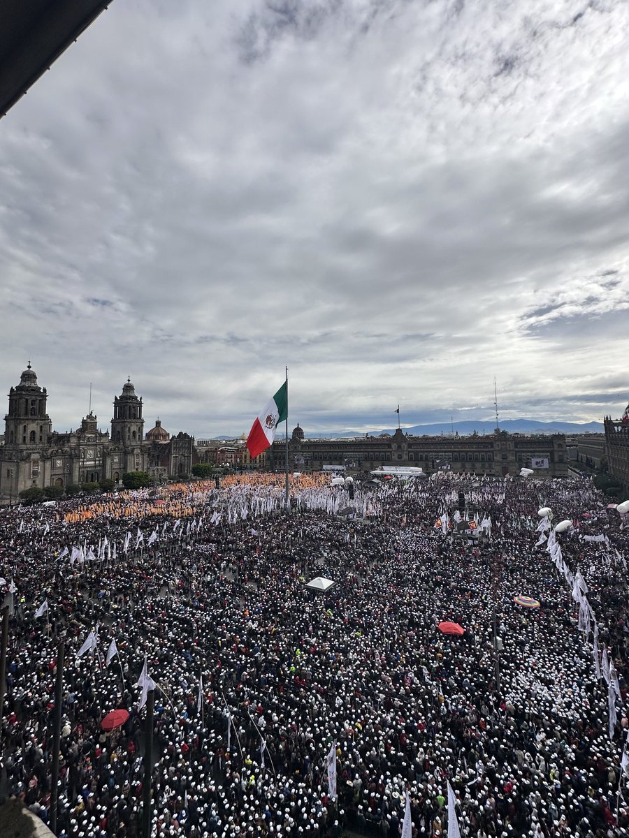 The crowd at Claudia Sheinbaum's 100-days rally. To think, MORENA can get these crowds without Lady Gaga, Katy Perry, Ricky Martin, or Beyoncé: just policy and organization.