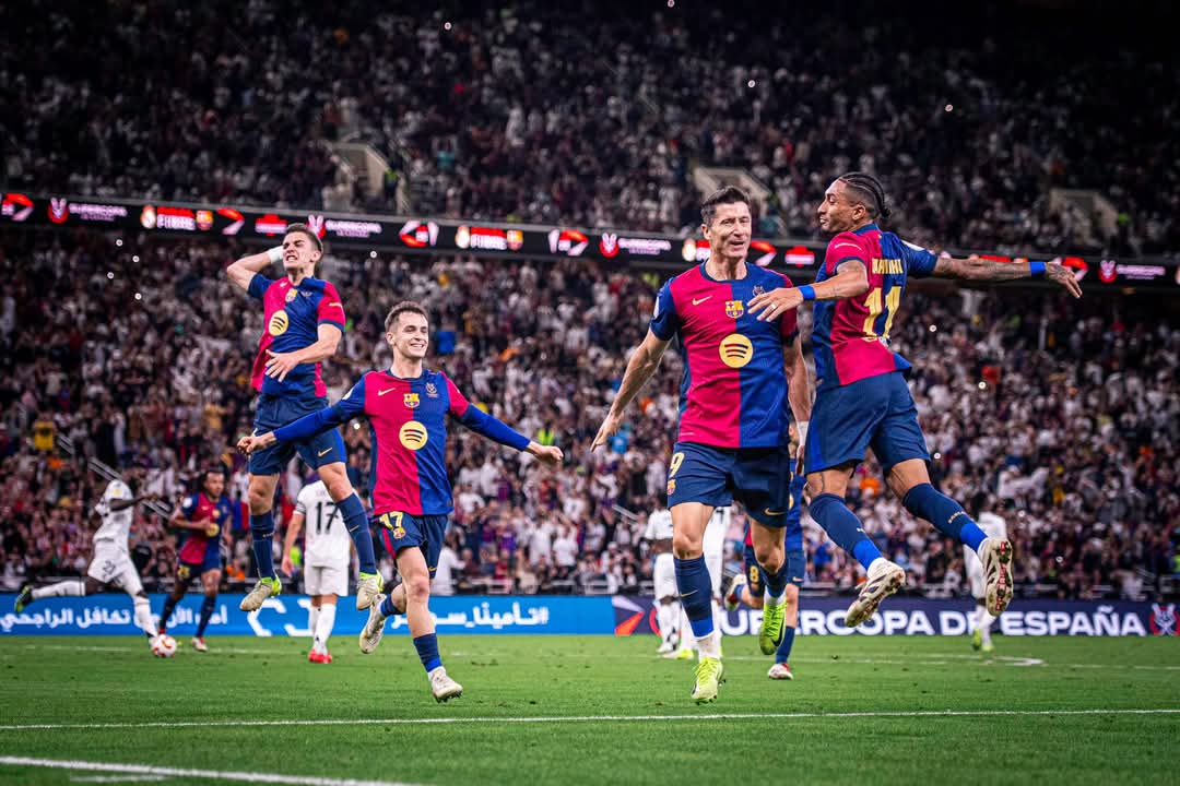 fanz_app's tweet photo. خلااااص خلااااص خلااااص 
نهاية المباراة ✅⚽
البرسا يقسو على ريال مدريد بخماسية و يتوج رسميا بالسوبر الاسباني للمرة الخامسة عشر في تاريخه 😎👏
#ريال_مدريد_برشلونة #السوبر_الاسباني_مع_فايق #نهائي_السوبر_الاسباني #برشلونه_ريال_مدريد https://t.co/Dui2TuaUts