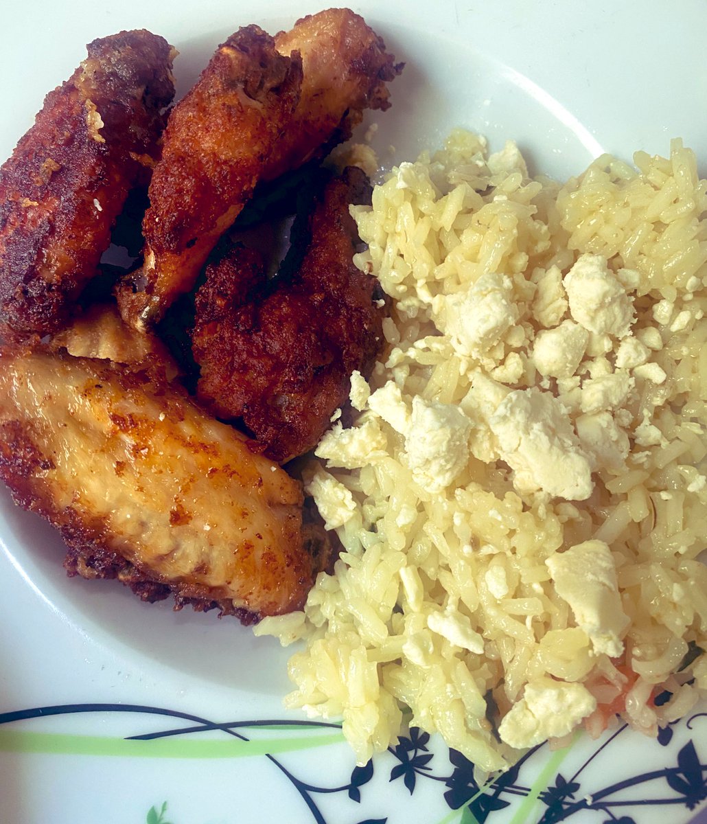 Ingrydadriana's tweet photo. #IngridChef no tenía naditita de ganas de cocinar así que sólo arroz con queso y alitas picantes jajaja 😋 https://t.co/6KUvO8LcZL