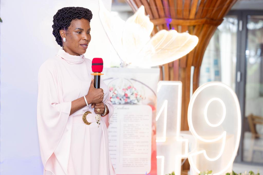 Je tiens à exprimer ma profonde gratitude à chacun d'entre vous qui m'a adressé ses vœux d'anniversaire. Vos messages chaleureux ont égayé ma journée et m'ont rappelé la beauté de l'amitié et du soutien. Merci du fond du cœur pour votre générosité et vos pensées bienveillantes!