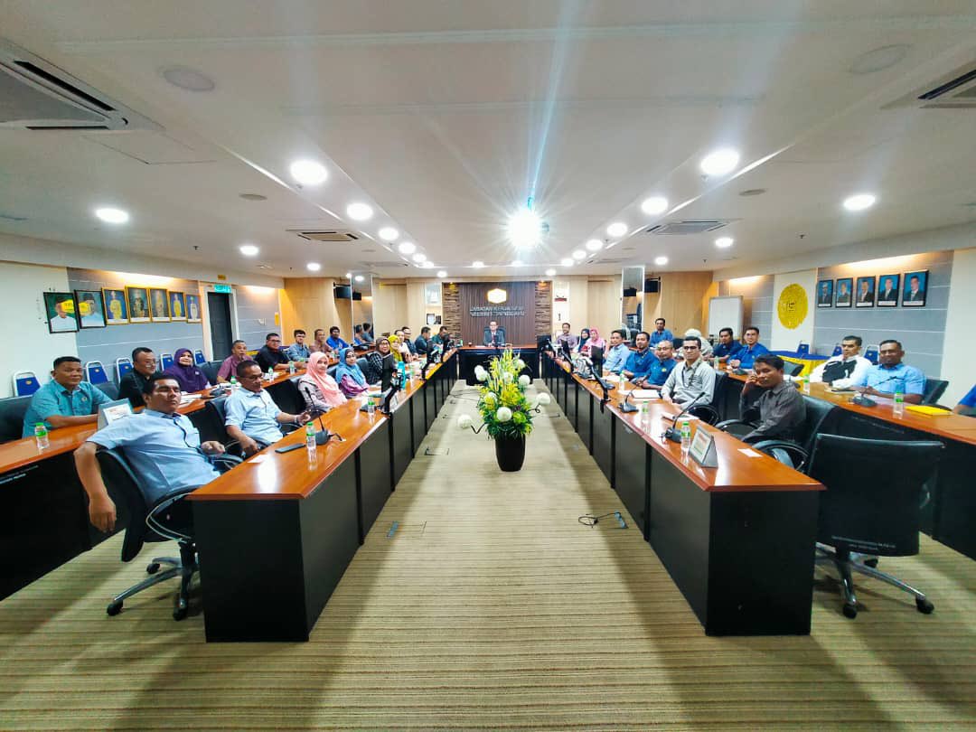 JKR Bangunan Terengganu (@jkrbangunantrg) on Twitter photo 12.01.2025 | AHAD : Mesyuarat Bahagian Bangunan diadakan bagi membincangkan misi, visi serta hala tuju Tahun Baru 2025 berdasarkan "lesson learnt"
Tahun 2024 selaras dengan konsep "WAR MANAGEMENT" JKRNT <a href="/JKRTerengganu/">JKR Terengganu</a> <a href="/HasliJKR/">Hasli Ibrahim (Ir. Dr.)</a> <a href="/MFahmi2nd/">Nur Fahmi</a> 12.01.2025 | AHAD : Mesyuarat Bahagian Bangunan diadakan bagi membincangkan misi, visi serta hala tuju Tahun Baru 2025 berdasarkan "lesson learnt"
Tahun 2024 selaras dengan konsep "WAR MANAGEMENT" JKRNT <a href="/JKRTerengganu/">JKR Terengganu</a> <a href="/HasliJKR/">Hasli Ibrahim (Ir. Dr.)</a> <a href="/MFahmi2nd/">Nur Fahmi</a>