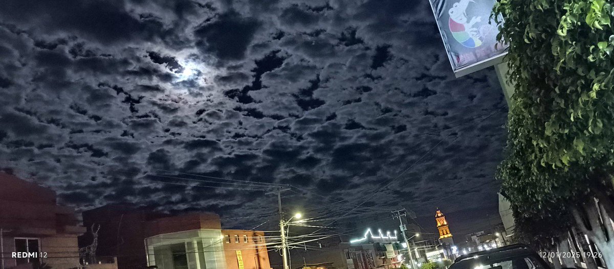 😍🌌 Un cielo nocturno aborregado y con frío en #Maravatío.

📷 Joel Cruz.