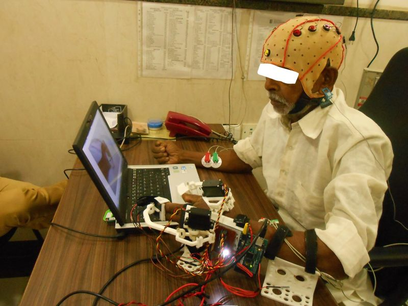 observer_voice's tweet photo. Prof. Ashish Dutta (IIT-Kanpur) has developed a groundbreaking Brain Computer Interface (BCI) based 'Robotic Hand Exoskeleton' to accelerate recovery of stroke patients. https://t.co/8j82Or59KN