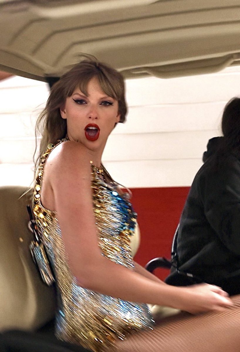 maamstfu's tweet photo. Me when I see someone in public wearing Taylor merch https://t.co/DbLb71ai55