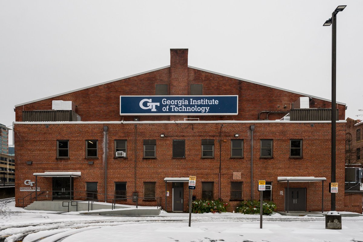 LoganWiley_9's tweet image. Snow day at the Institute @GeorgiaTech @GTVolleyball @GTAthletics ❄️☃️🧊🥶
#GeorgiaTech #ramblinwreck 
#StingEm X #PointTech 🐝
