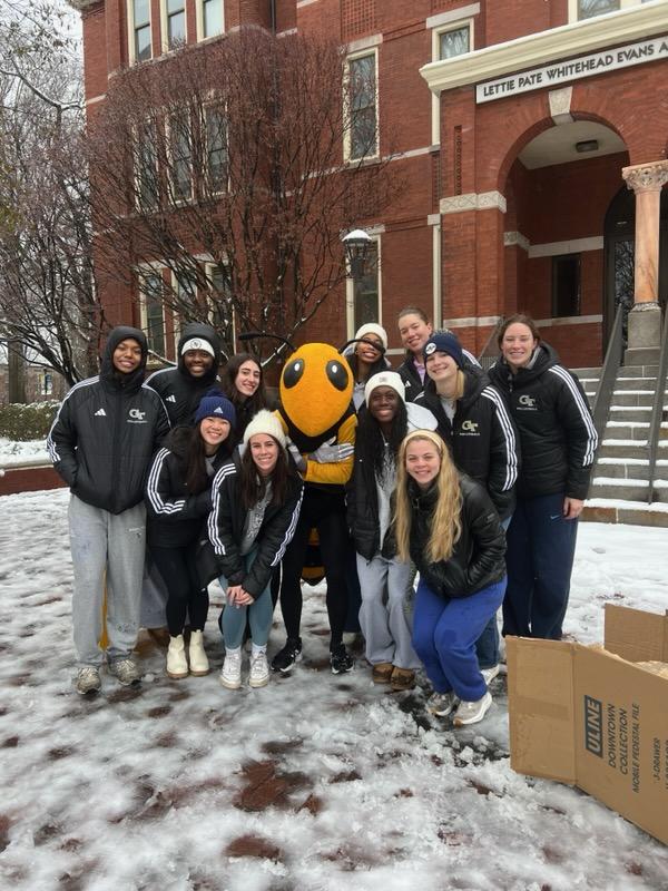 LoganWiley_9's tweet image. Snow day at the Institute @GeorgiaTech @GTVolleyball @GTAthletics ❄️☃️🧊🥶
#GeorgiaTech #ramblinwreck 
#StingEm X #PointTech 🐝