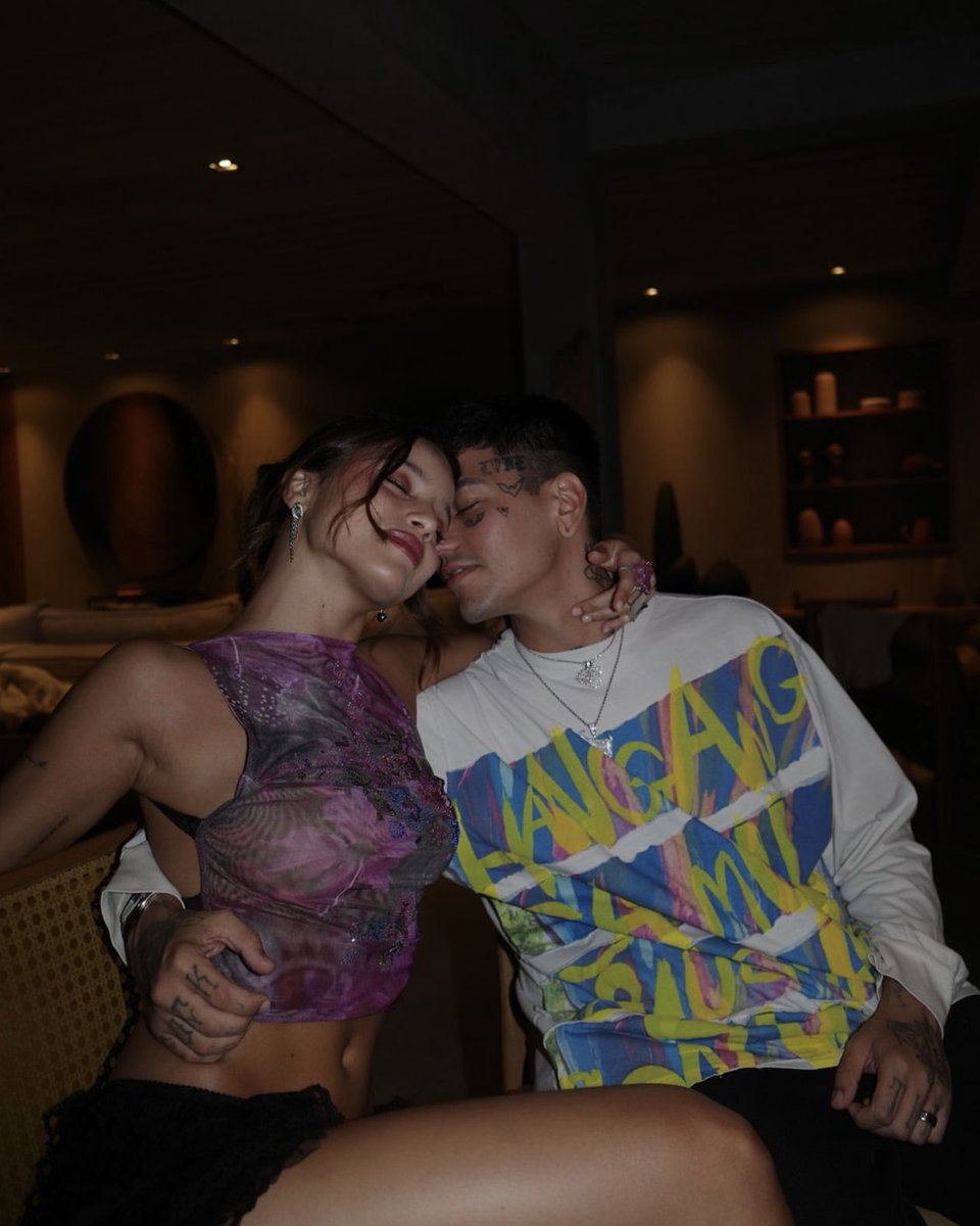 una ve estas fotos y de la nada quiere tener un romance a lo duki y emilia