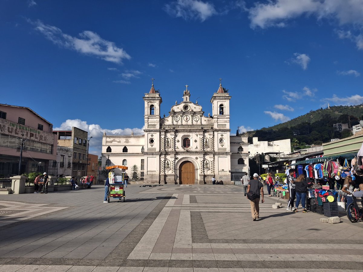dvdfrs95SA's tweet photo. Sábado noche en Tegu

#Tegucigalpa #Honduras https://t.co/WBICO7FDuI