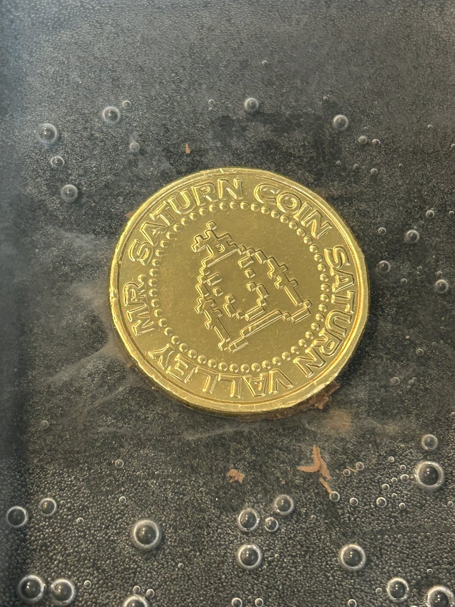 どせいさんのコインチョコのキレイな剥き方完全版 ①冷凍して、下(看板)部分を少しづつ指の腹や爪で押して外す ②フライパンに水とコインチョコを入れて煮る。 チョコが溶け出すので、味わいつつ掃除しながらキレイに これで全く押し跡などもつかない状態で上下キレイに ...