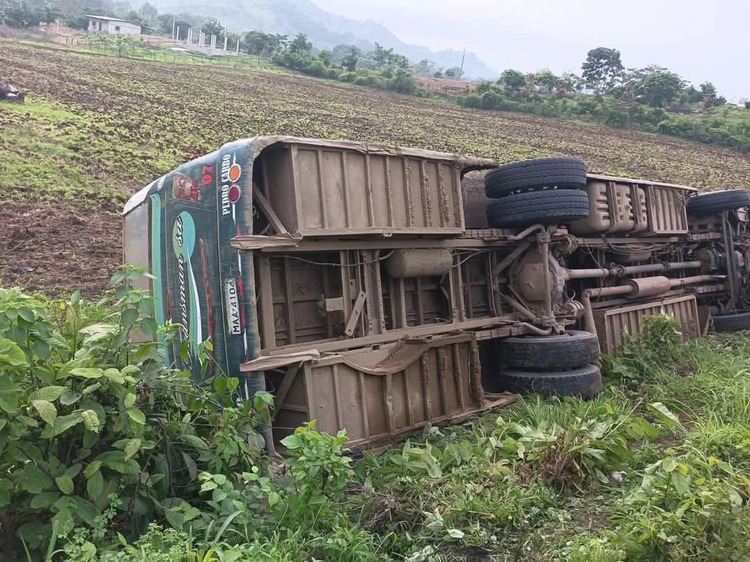 LaSuperEs's tweet photo. #Guayas: Un accidente de tránsito se suscitó hoy, en la vía #Guale, en el cantón #PedroCarbo. Un bus de Coop. #Trasman, proveniente de la parroquia #Lascano, perdió pista, dejando 25 personas heridas. https://t.co/ND9zwFU7CI