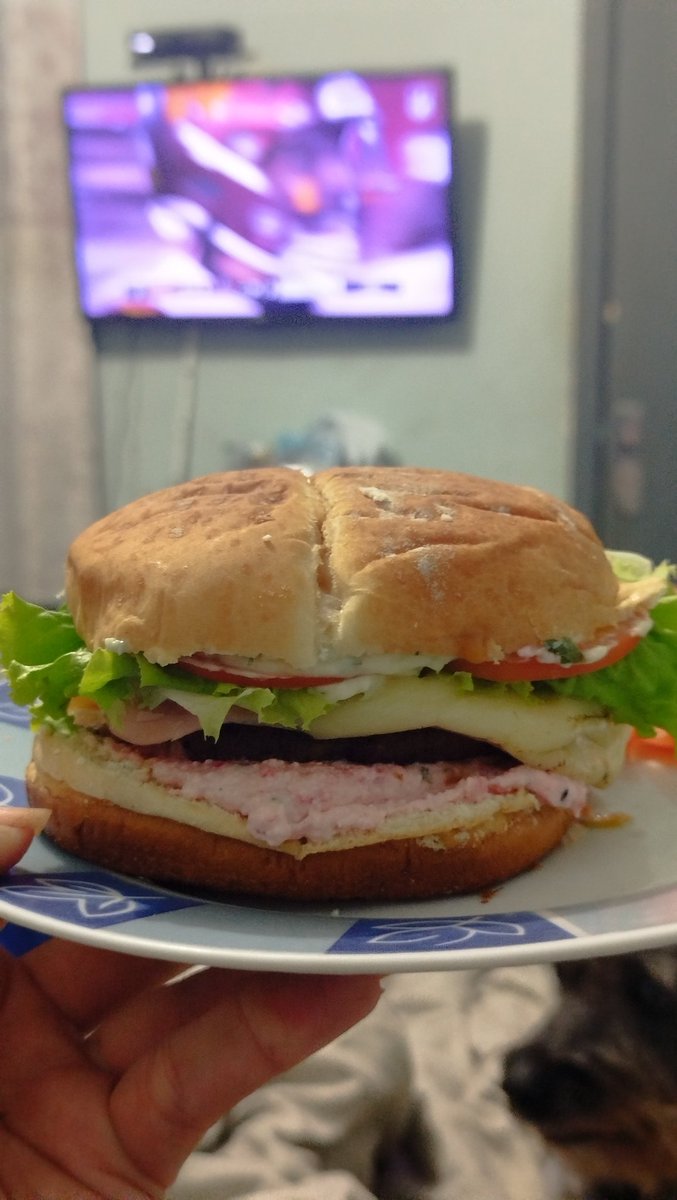 flaviaclem's tweet photo. #NFLnaESPN + hambúrguer PER-FEI-TO pra fechar o final de semana!

Com @42mathias_ e @deivischiodini na Tv e @valdojunior81 aqui do lado! ❤️ https://t.co/rqrKvKdDeX