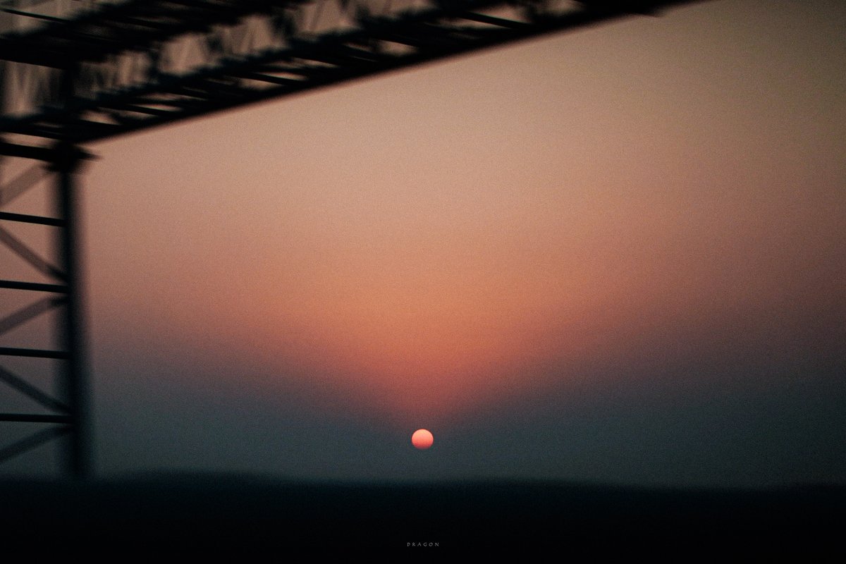 DDWW777's tweet photo. With the Sun
#photography 
#sunset 
#magichour https://t.co/12lXZXkyiV