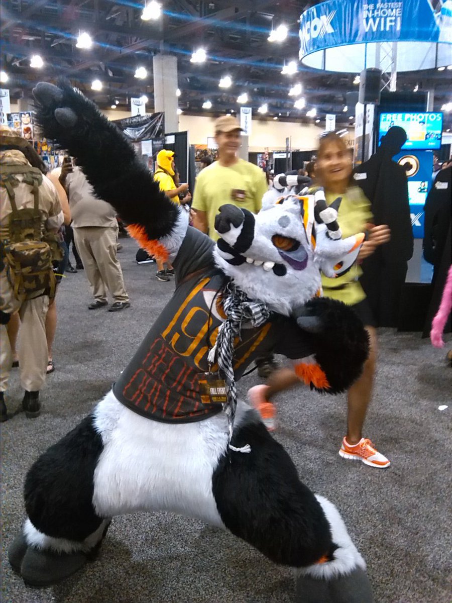 pasteldogteeth's tweet image. does anyone know of any good drop crotch fursuit building tutorials, or have any tips?? :0 

including the classic albinotopaz Lamarr and Tayerr suits for drop crotch examples c: