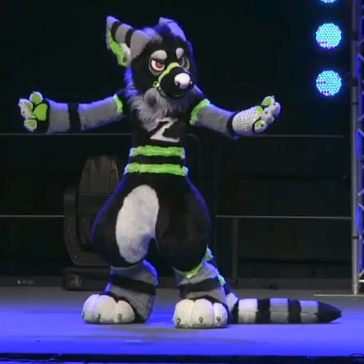 pasteldogteeth's tweet image. does anyone know of any good drop crotch fursuit building tutorials, or have any tips?? :0 

including the classic albinotopaz Lamarr and Tayerr suits for drop crotch examples c: