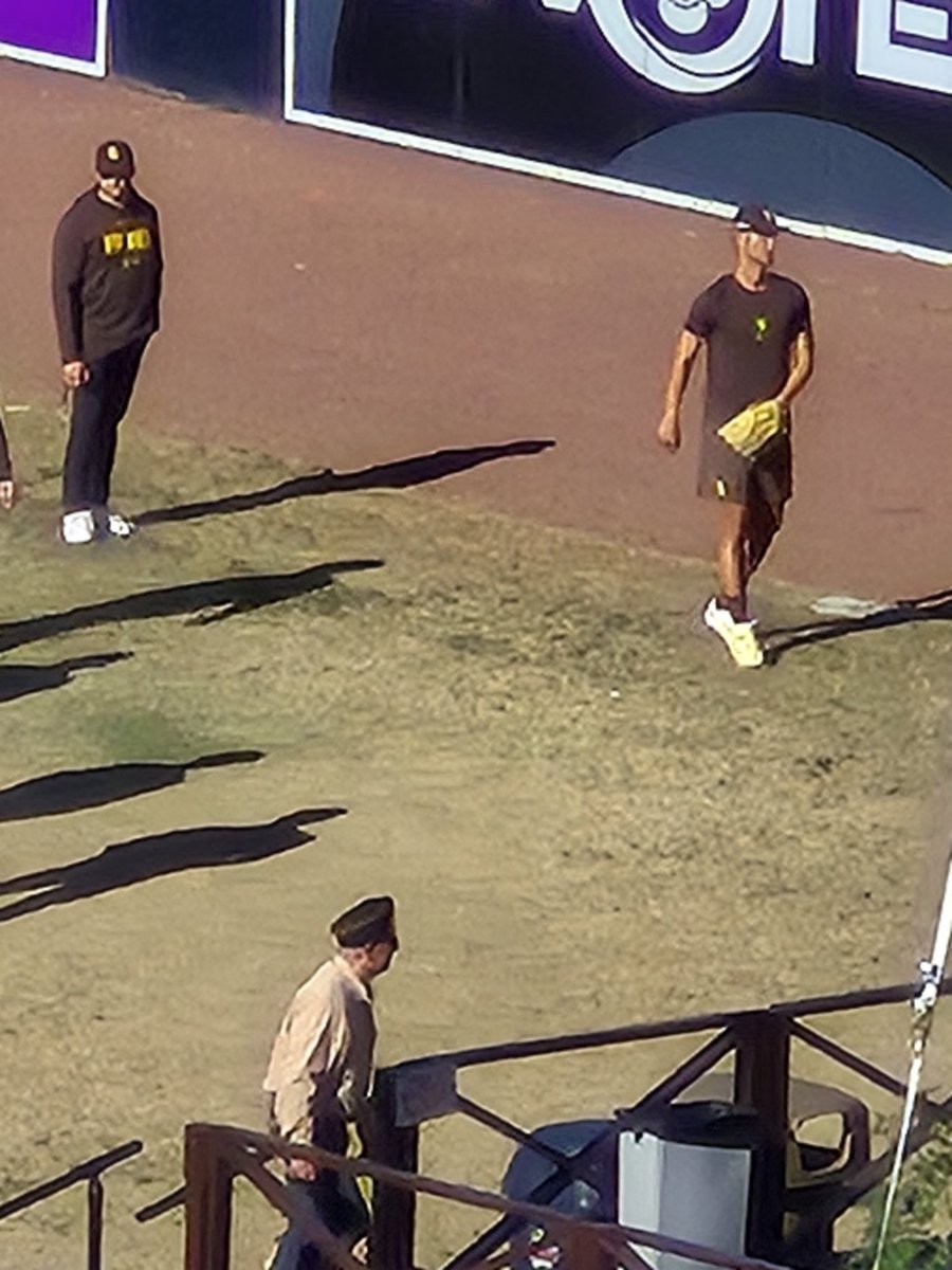 Yu tossing the ball <a href="/Sandiegorodeo/">Sandiegorodeo</a>