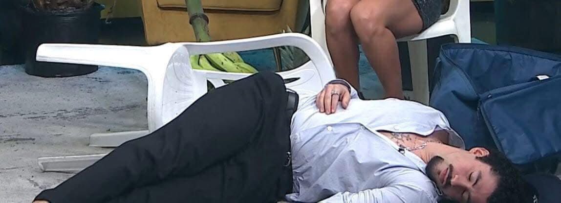 badbunnytwetts's tweet image. Yo escuchando “TURiSTA” :