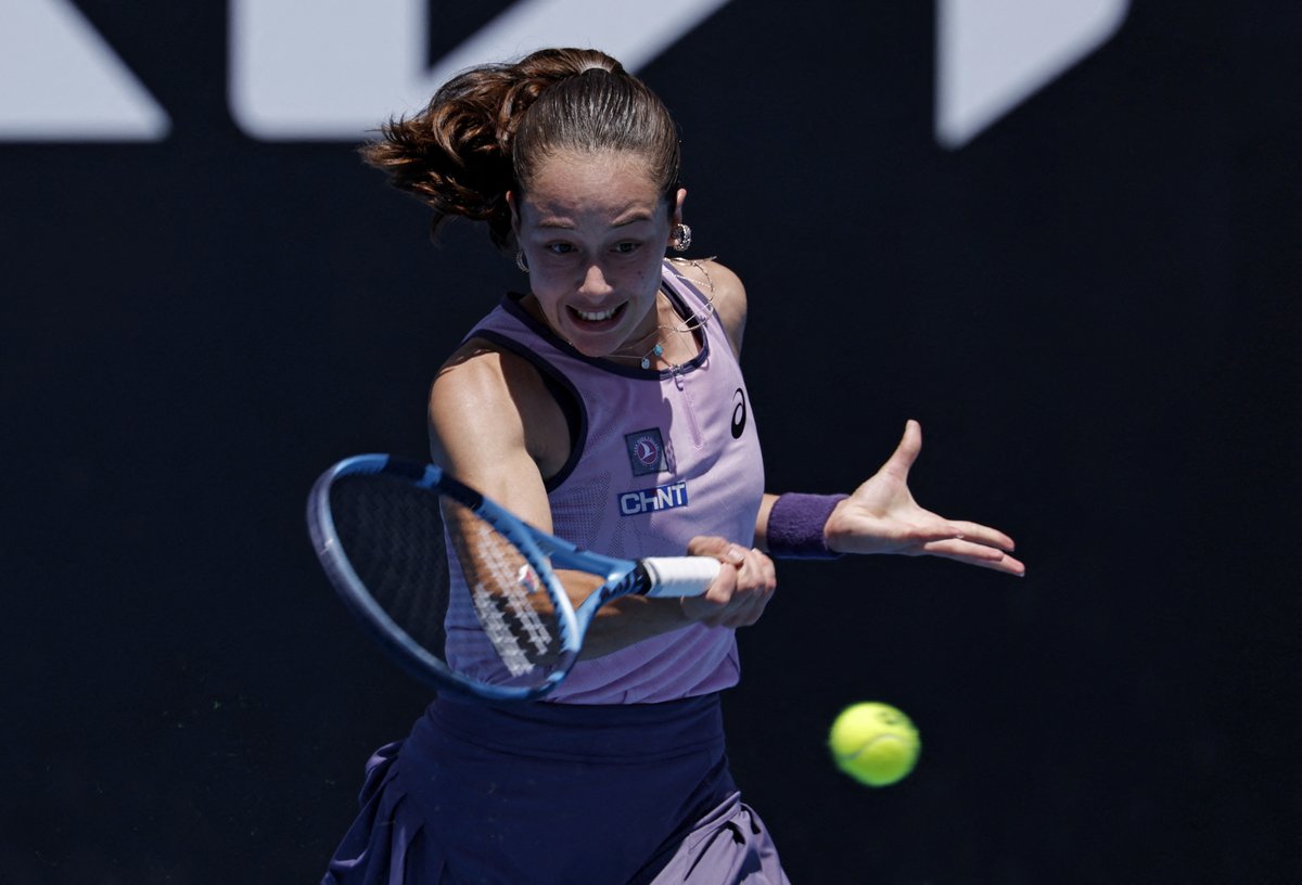 Eurosport_TR's tweet photo. 🇹🇷 Milli tenisçimiz Zeynep Sönmez, ilk turda Talia Gibson'a mağlup oldu ve turnuvaya veda etti.

🎾 6-3, 6-7, 1-6

👏 Her şey için teşekkürler.

#AusOpen https://t.co/q2jTMUggKG
