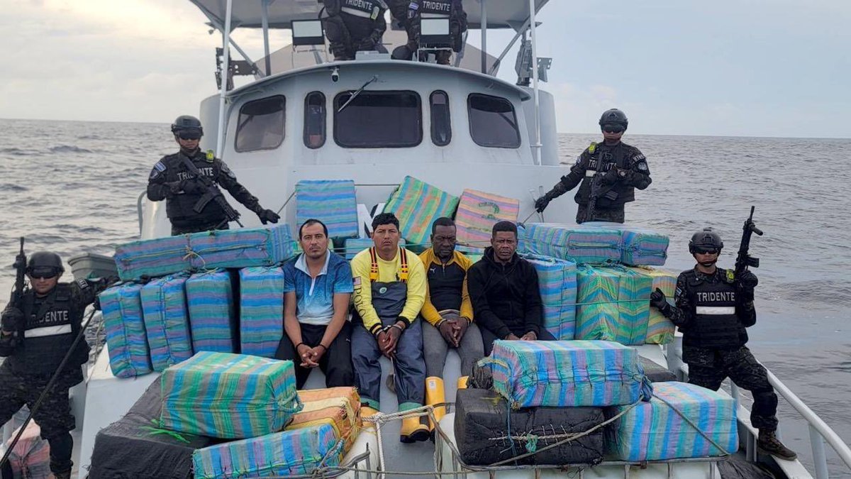 BehizyTweets's tweet photo. BREAKING: El Salvador President Nayib Bukele just announced that El Salvador's Navy has busted more than $100 MILLION in drugs in just the first 12 days of 2025.

These are drugs that would've eventually entered the United States.

The traffickers are Colombian & Ecuadorian nationals.

Not only did El Salvador dismantle gangs in their country, but now they are helping the entire world. Thank God for Bukele and his administration.