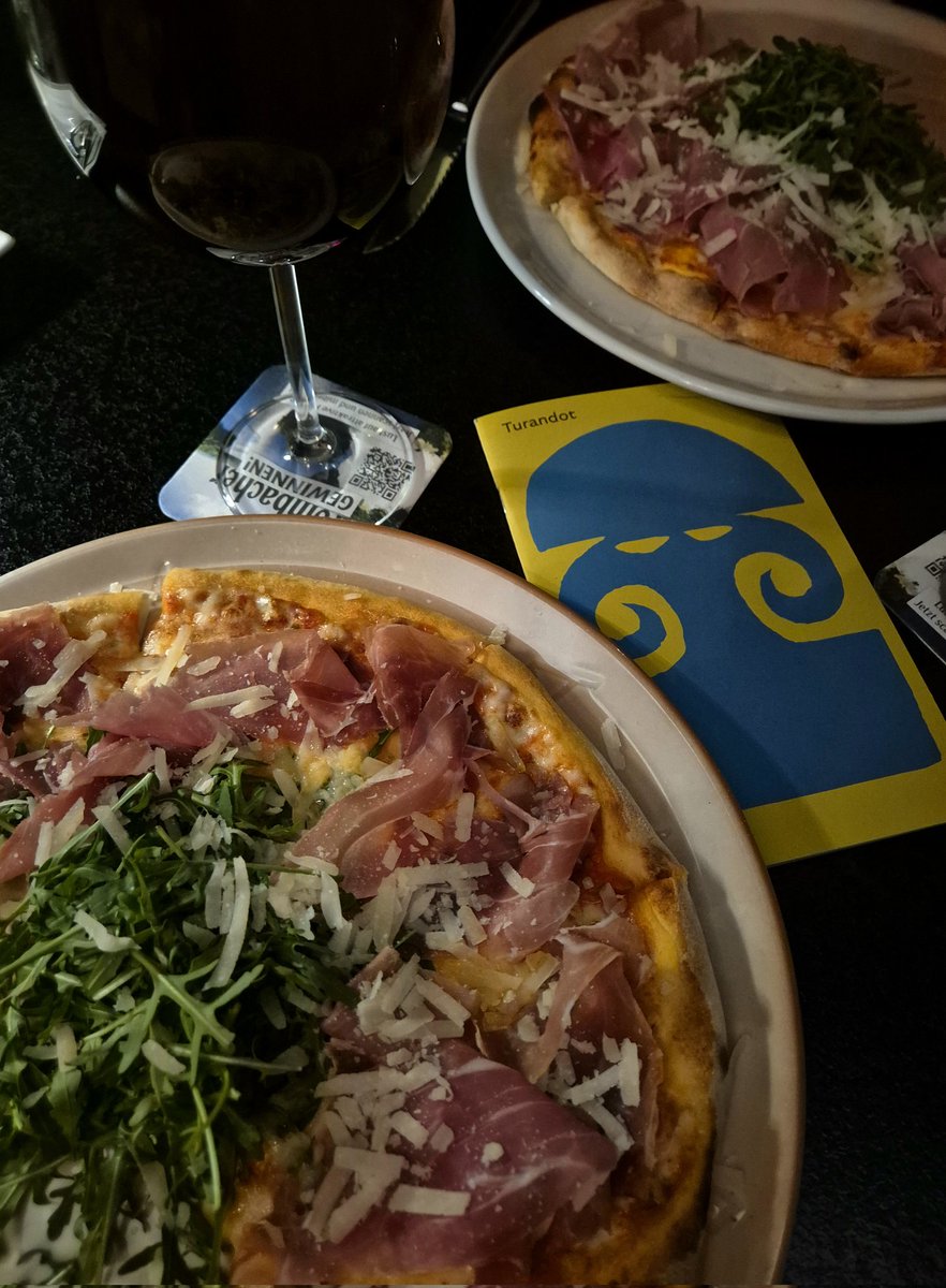 Opernjunkie's tweet photo. #PostOpernWein und Pizza nach einem großartigen "Nessun dorma" von Aldo di Toro 🍷 https://t.co/5QXLumLss4