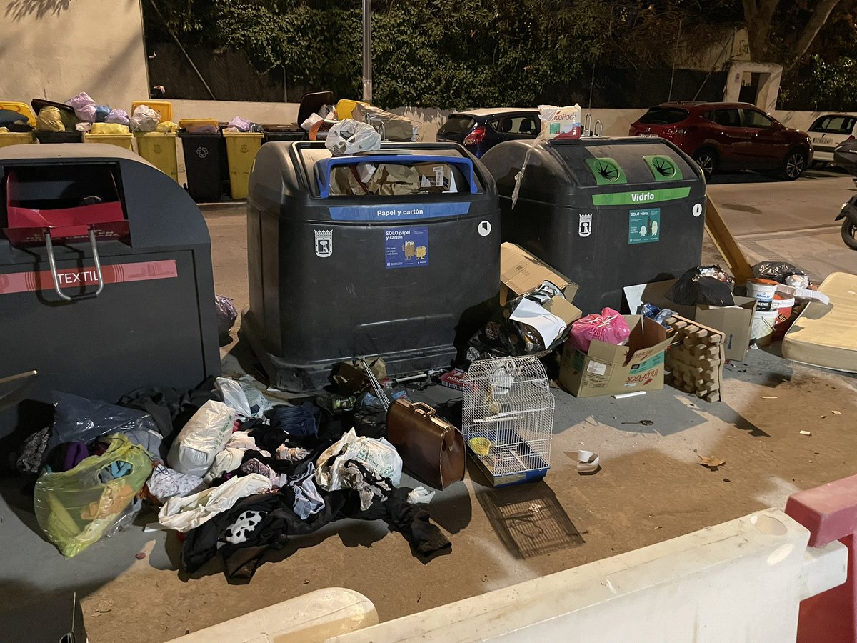 JuanTesta1's tweet photo. @Lineamadrid 
Calle Leñeros 33, 28039 Madrid.
Así todas las noches. ¿Pueden solicitar presencia policial además de la limpieza? Gracias. https://t.co/Rm0klQ9rxI