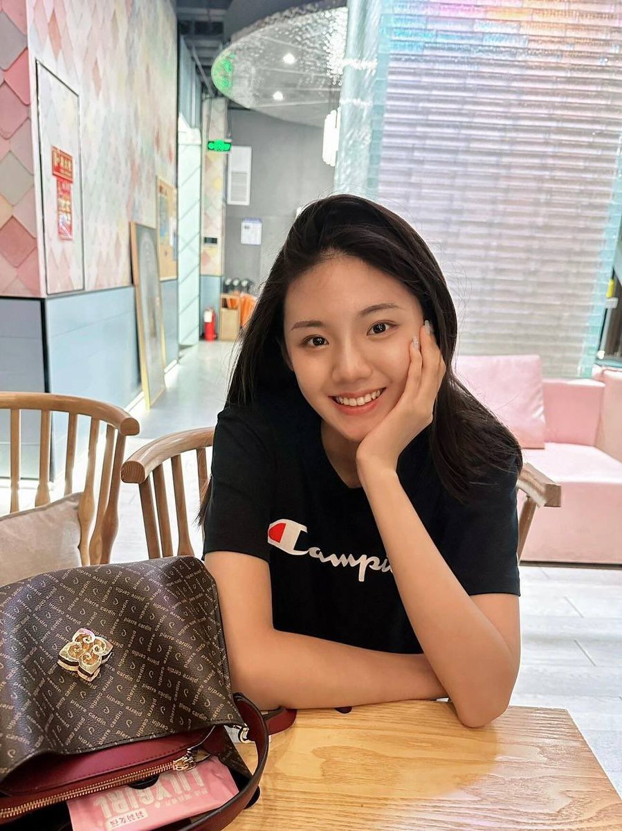 BJ968825's tweet photo. 今晚约了个粉丝，���起吃了个便饭就去开房了，因为开了个大门正对过道的房间，所以想玩点刺激的～

不仅光着屁股开门还在门口做了迎客跪姿期间还有人从旁边路过，我当时低着头，还好没被看到脸…#约爱爱找固伴 #北京 #天津 #上海 #广州 #杭州 #重庆 #西安 #南京 #成都 #深圳#香港#澳门#台湾#哈尔滨#青岛 https://t.co/C66pEcRgNh