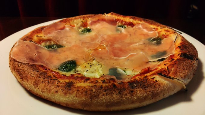 朝ピッツァ バジルが毎回コストがかさむのでペーストにして冷凍してたのを使用
味だけ考えればこれでいいけどやっぱり葉っぱ植えたい
でも毎回買うのは大変 