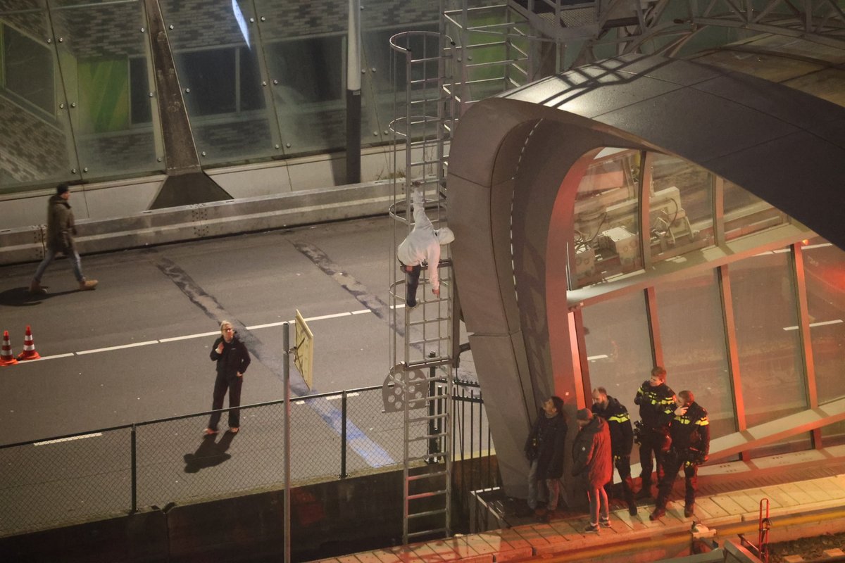 Verdachte Vlucht en Verschanst op Metrostation