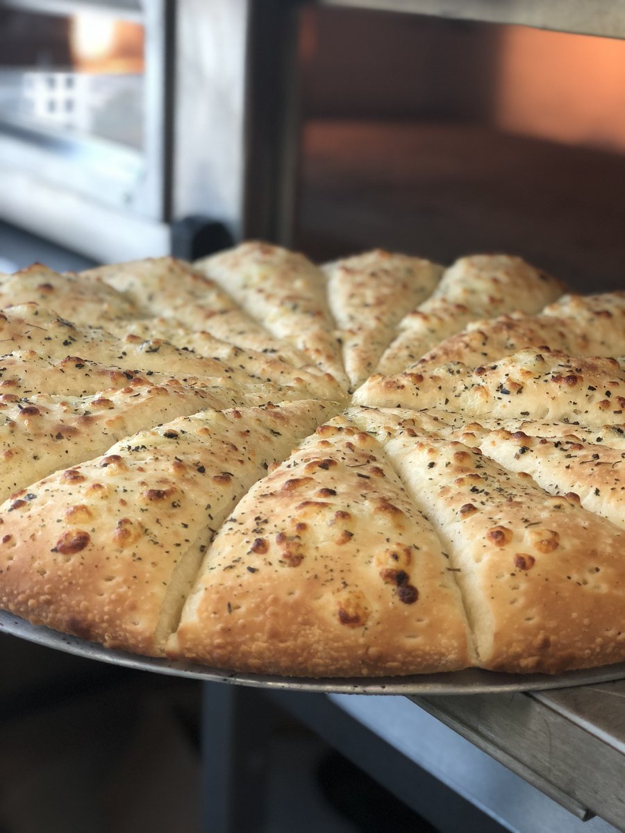 BroccoliPasta's tweet image. Golden, freshly baked garlic bread! 🧄🍞 Soft on the inside, crispy on the outside – made to perfection!