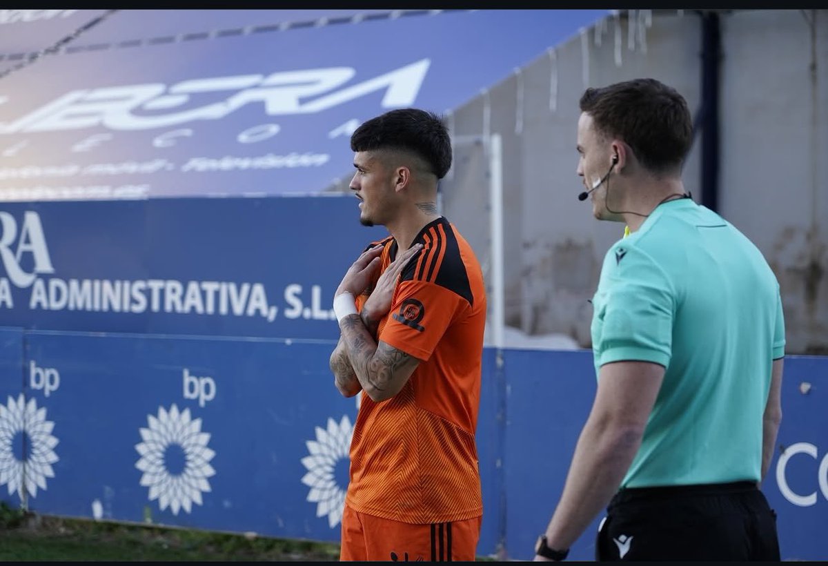 geobj_5's tweet photo. Que partido por dios!! Gracias q todos los desplazados y que siga esta vaina que nos queda mucho por dar. 🧡🖤 @XerezCD_OFICIAL https://t.co/gv64cUmxpZ