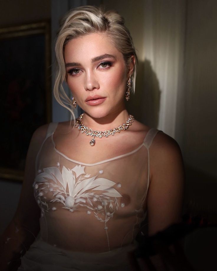 CAPTAlNPUGH's tweet photo. florence pugh really is THAT woman https://t.co/zXETN8Smxx