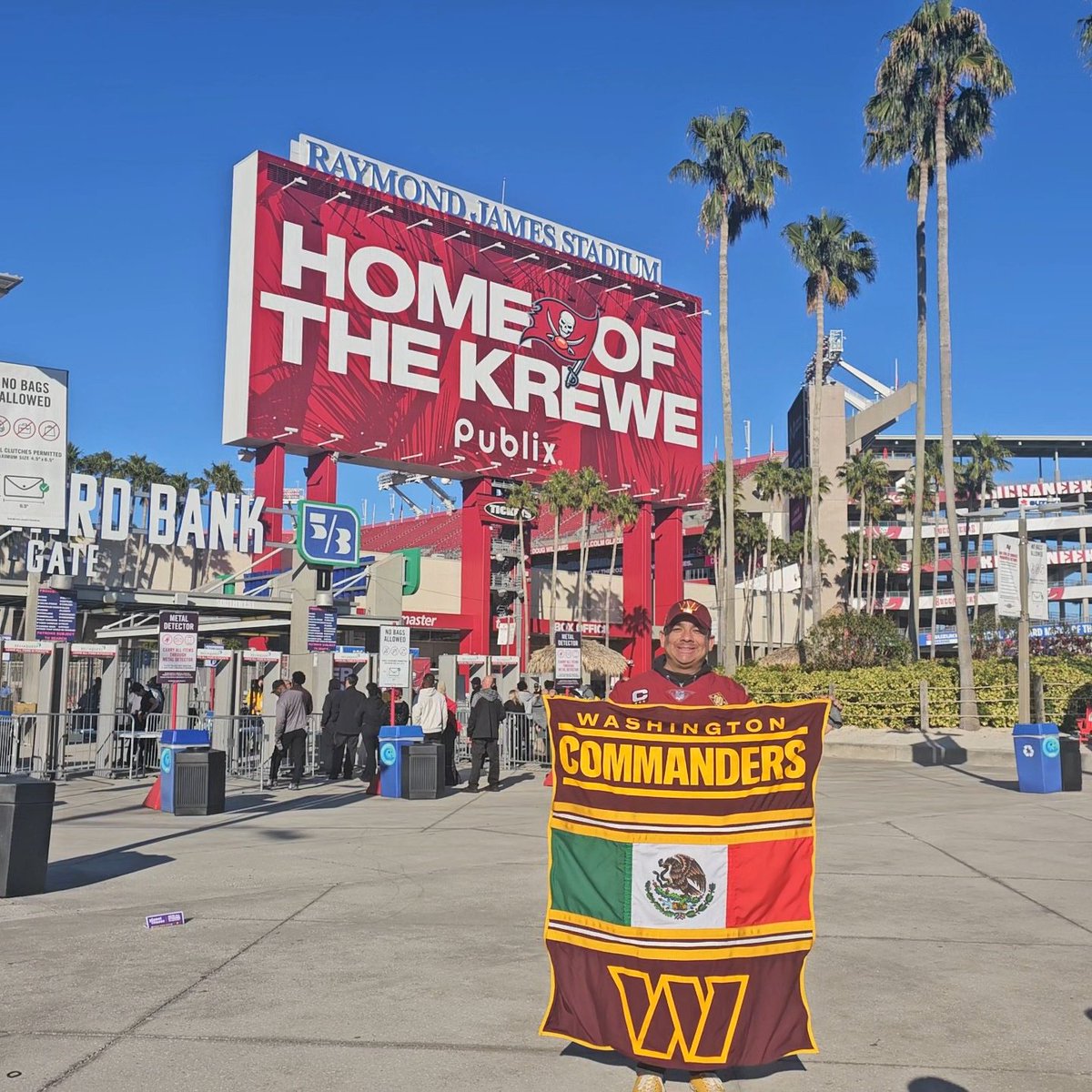 AbnahDur's tweet photo. We're here‼️‼️
🏉💥🏉💥🏉
#MexiCommander #mexicommanderflag @Commanders @LouieTeeNetwork @nflmx @NFL @john_keim @JPFinlayNBCS @RealBramW @NickiJhabvala @elPoderosoDC @ulisesharada @miguelesses @imaisterrena @MundoNFL @TheTerry_25 @JR1ERA https://t.co/cxqCsLJSQU