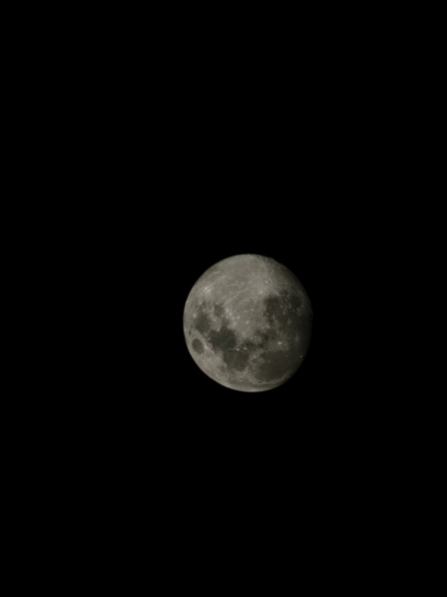 Que la luz de la Luna te llene tus labios de los besos que aún guardo para Tí 🌕😶‍🌫️