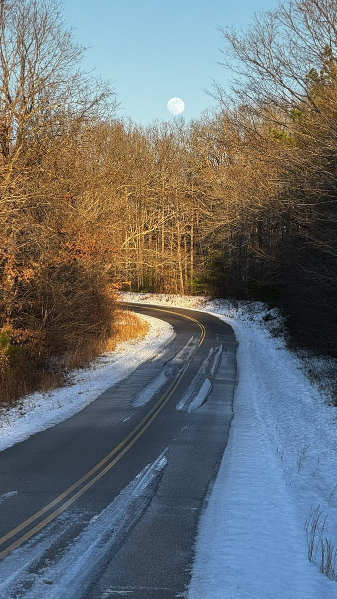 JasonCalhoun_'s tweet image. Sundays walks are better with a full moon, a sunset, and a little snow. I do find it it tough to turn off by work brain on rest days. Any tricks you’ve found?