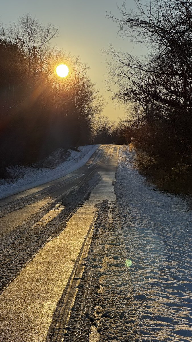 JasonCalhoun_'s tweet image. Sundays walks are better with a full moon, a sunset, and a little snow. I do find it it tough to turn off by work brain on rest days. Any tricks you’ve found?