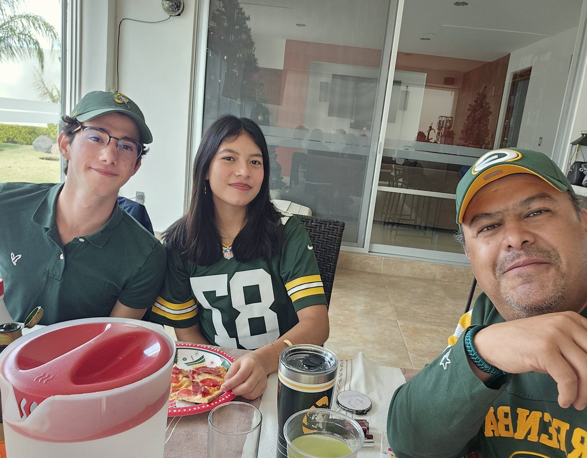 p8am's tweet photo. 💚🧀 #NFLEnTelevisa https://t.co/wyFz95F3ty