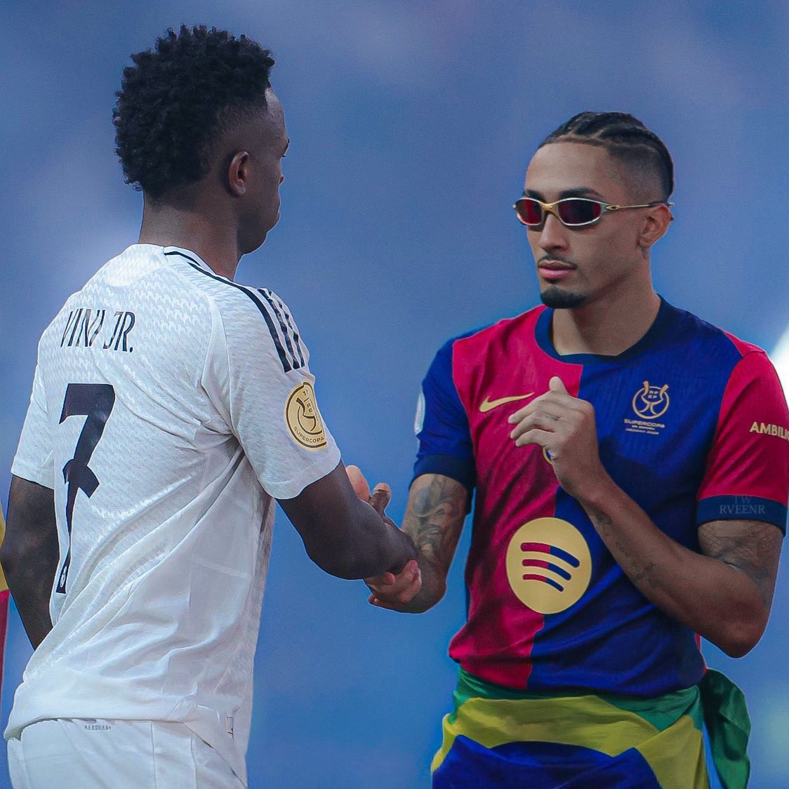 Dificilmente você vai encontrar alguém no elenco que merecia esse título mais que o Raphinha.

Passou por tudo, viveu altos e baixos no Barça e está tendo sua coroação agora. Um dos melhores jogadores do mundo, dois gols contra o maior rival na final.

Merecedor, capitão.